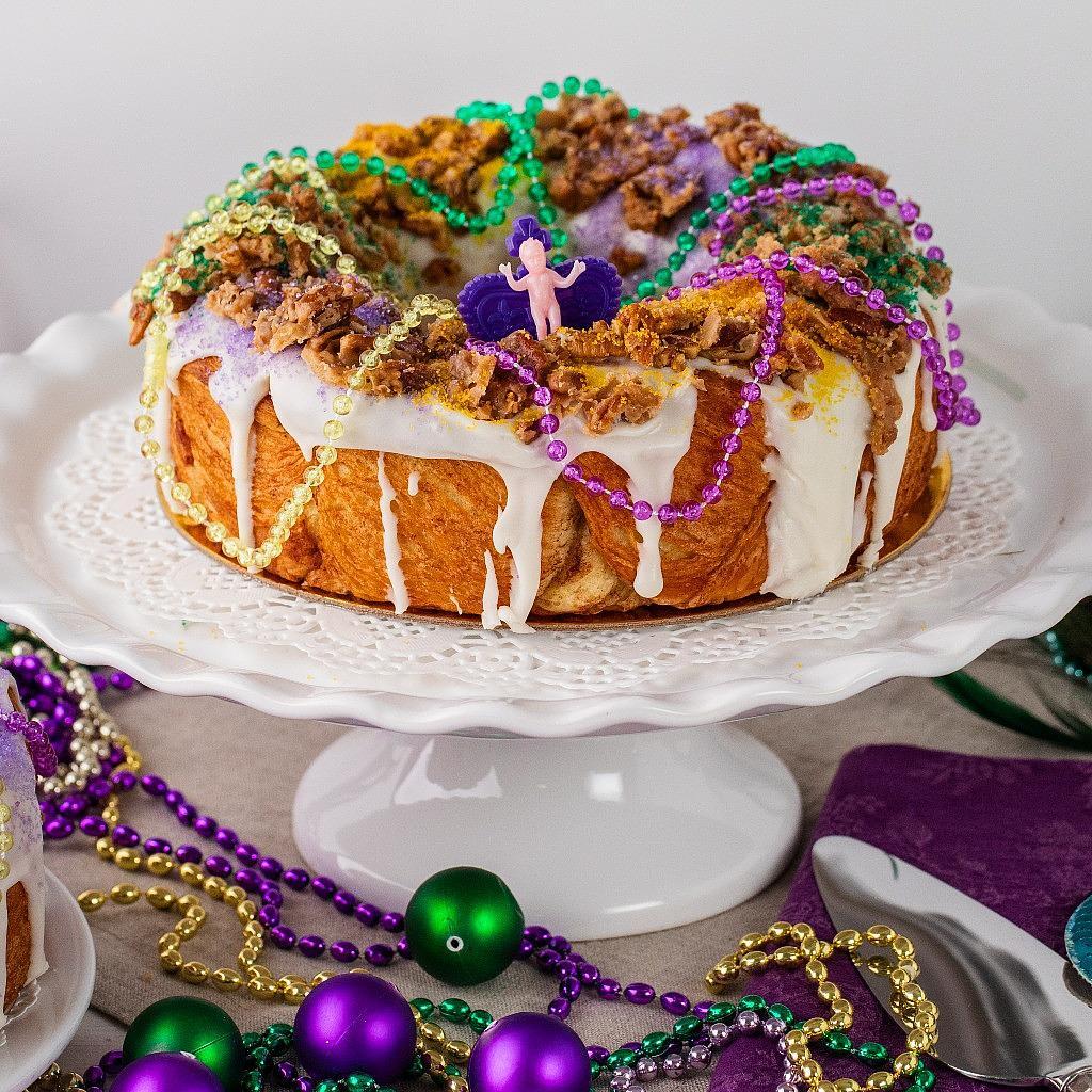 Praline Crunch King Cake, 8-inch – Dessert Gallery Bakery Cafe